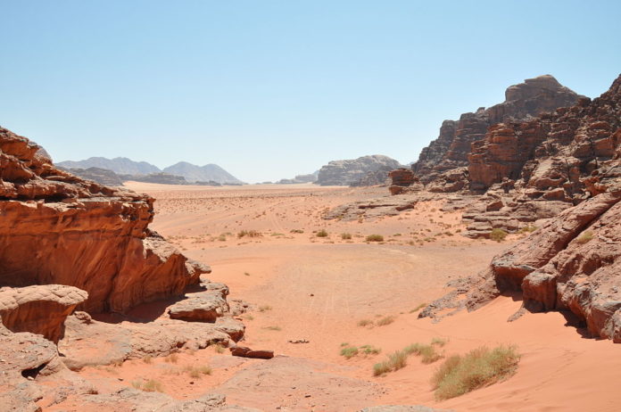 Impresionantes puertas de piedra en Arabia Saudí