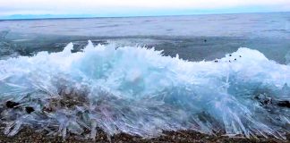 Olas de mar congeladas por las bajas temperaturas en Rusia