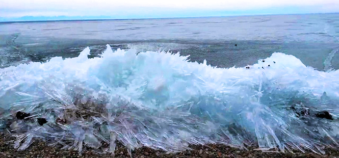 Olas de mar congeladas por las bajas temperaturas en Rusia