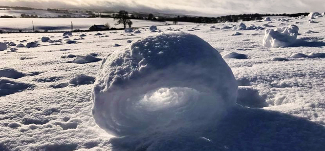 Impresionante fenómeno natural conocido como “Rollos de nieve”