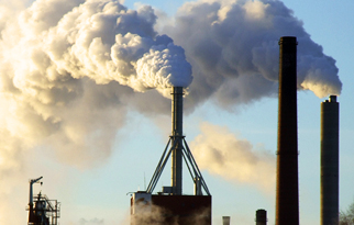 Esta imagen muestra una industria que está contaminando el aire