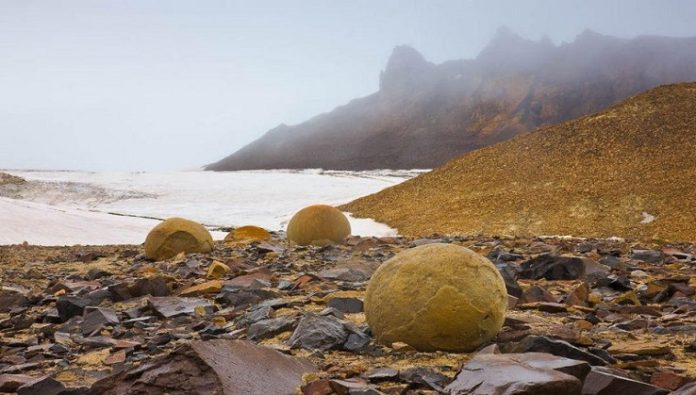 Hallan bolas gigantes de piedra en la isla de Champ