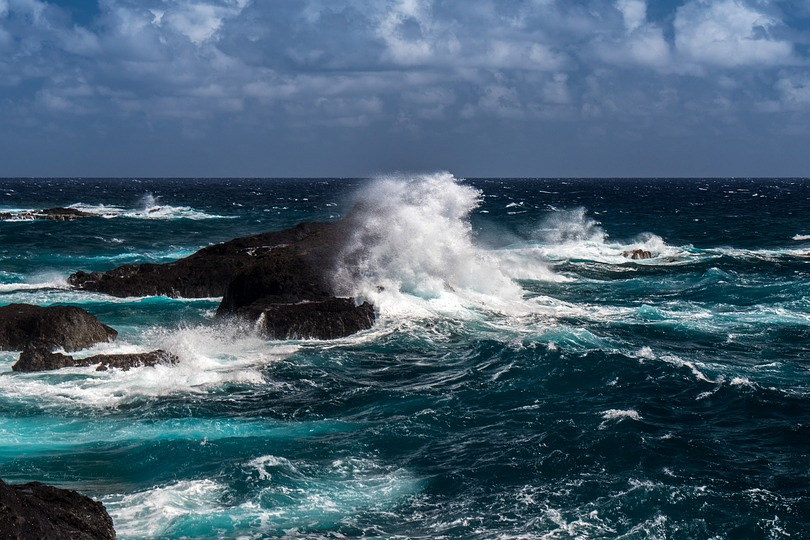 Por qué cambia de color el agua del mar?