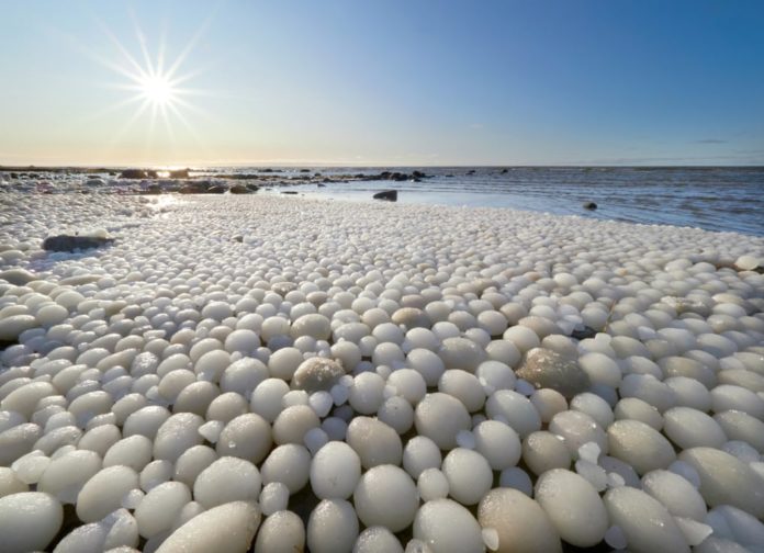 Aparecen huevos de hielo en una playa de Finlandia