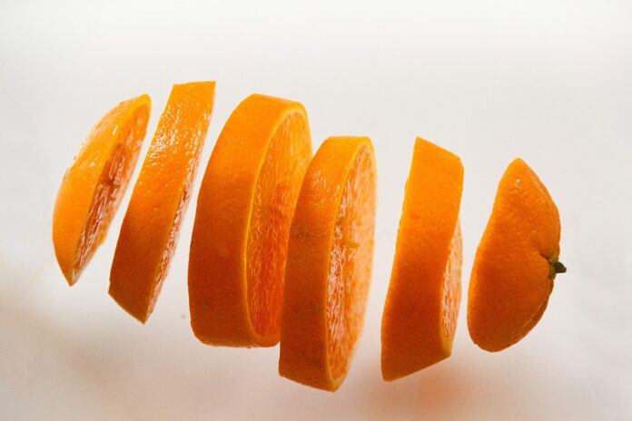 La piel de naranja permitirá reciclar baterías