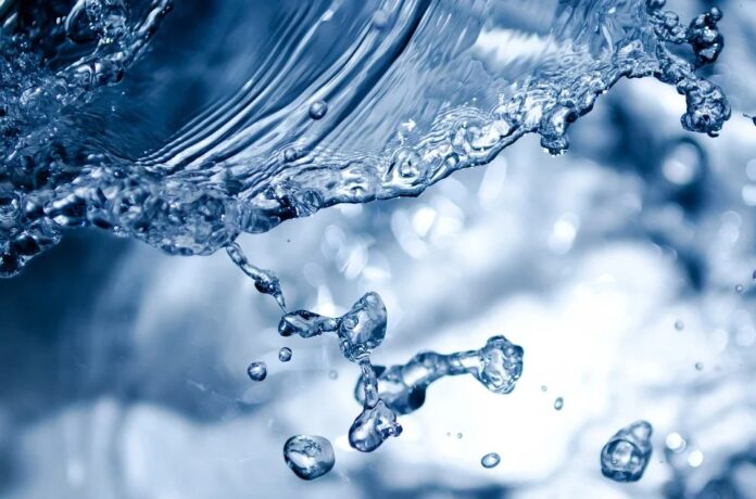 Purificar el agua con electricidad generada por microbios