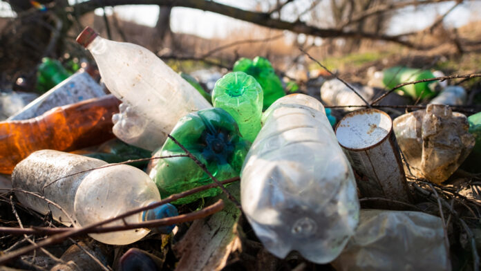 Una botella elaborada con residuos plásticos para combatir la contaminación