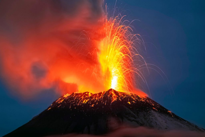 Uno de los gigantes volcánicos de México entra en erupción