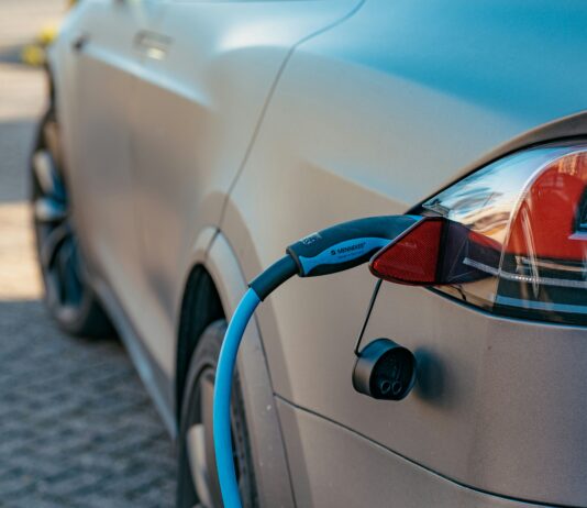 ¿Cuánto cuesta cargar un coche eléctrico en casa?