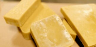 Bioplástico de celulosa y cera de abejas