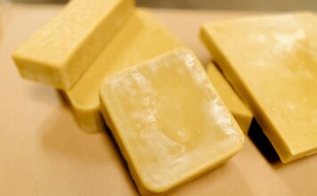 Bioplástico de celulosa y cera de abejas